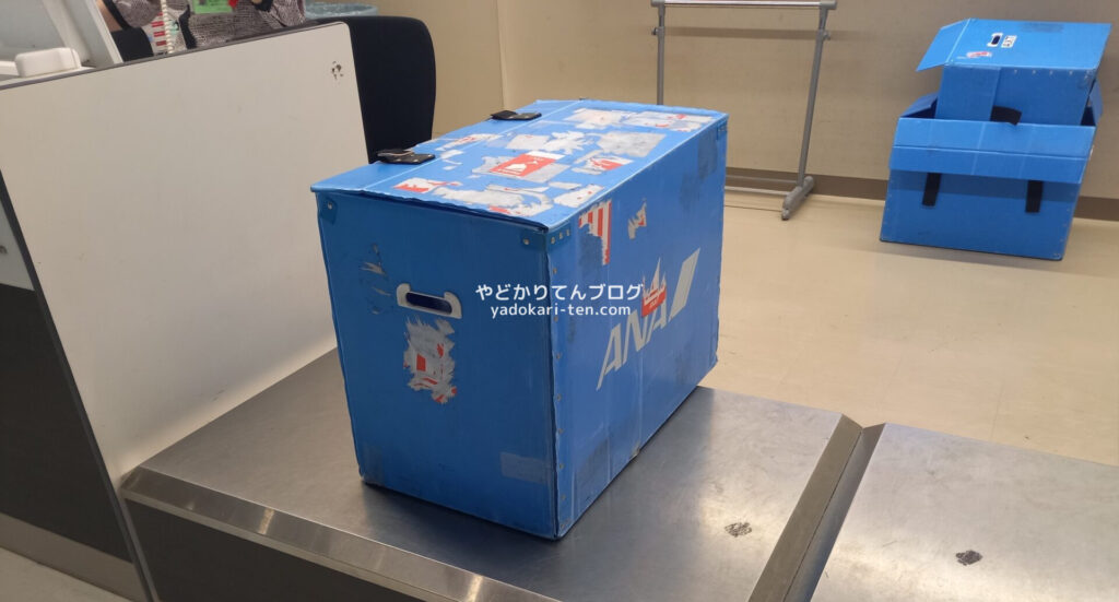 青いコンテナの受け取りカウンター
