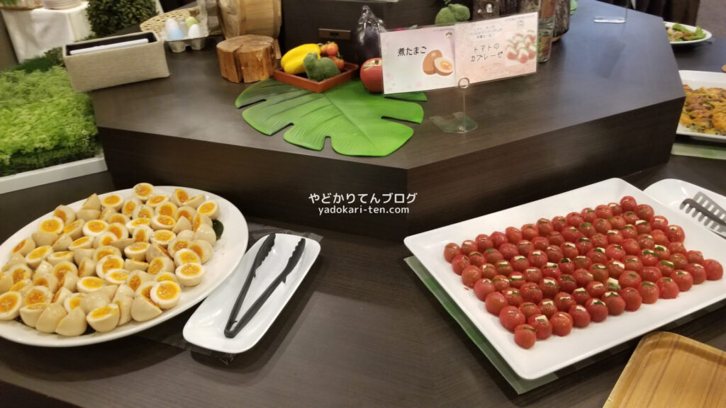 華乃湯バイキングの煮卵とトマトのカプレーゼ