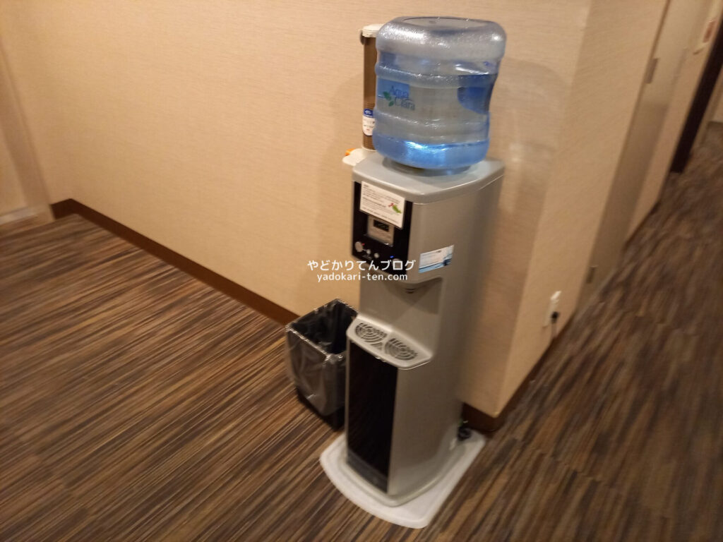 京都花ホテルのエレベーターフロアにあるウォーターサーバー