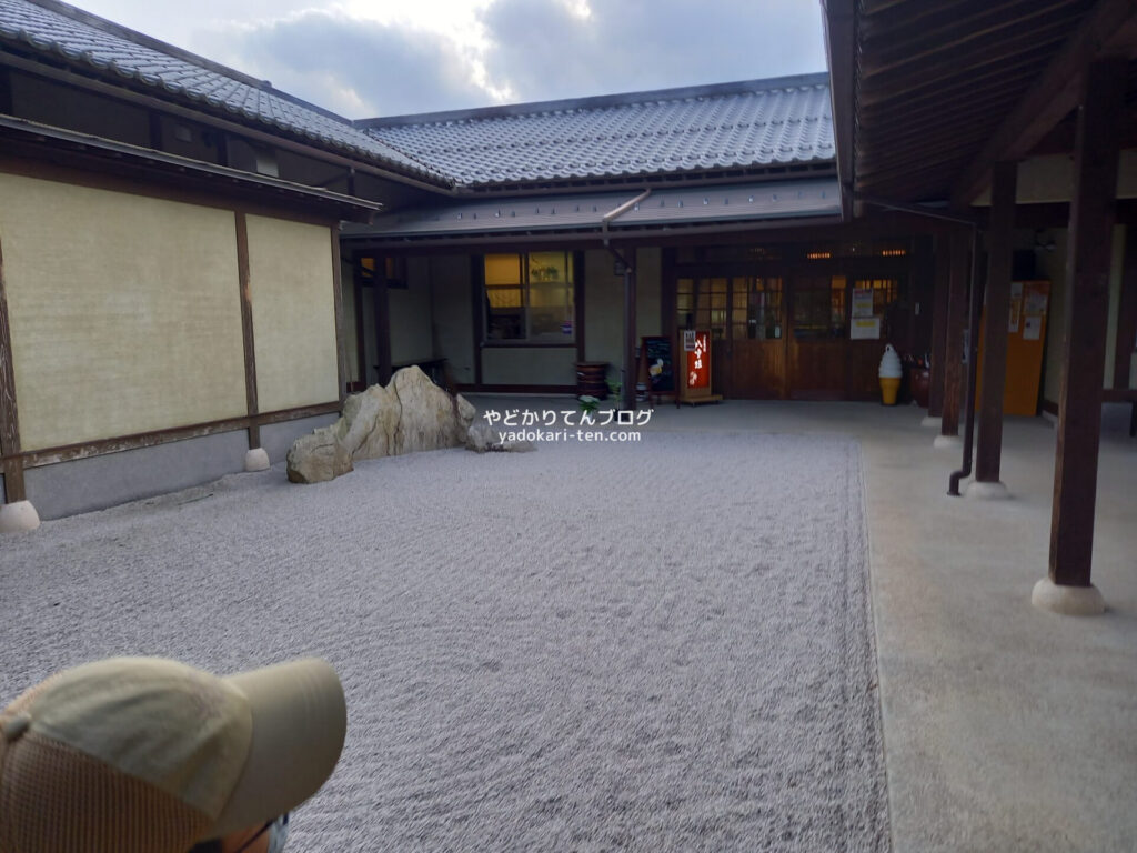 長寿の湯の石の庭