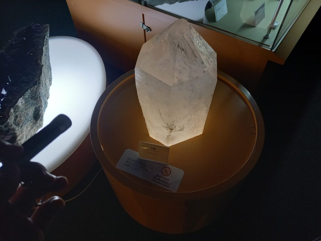 奥出雲多根自然博物館ナイトミュージアムでの水晶観察