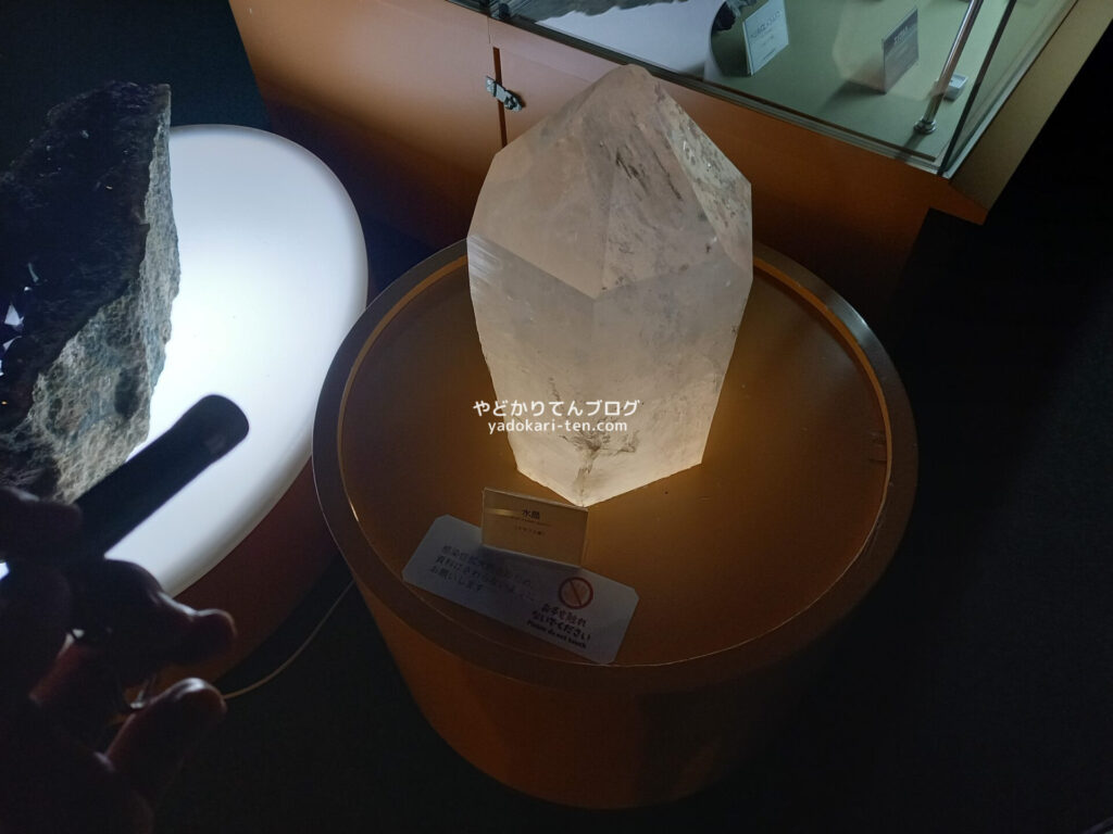 奥出雲多根自然博物館ナイトミュージアムの水晶観察