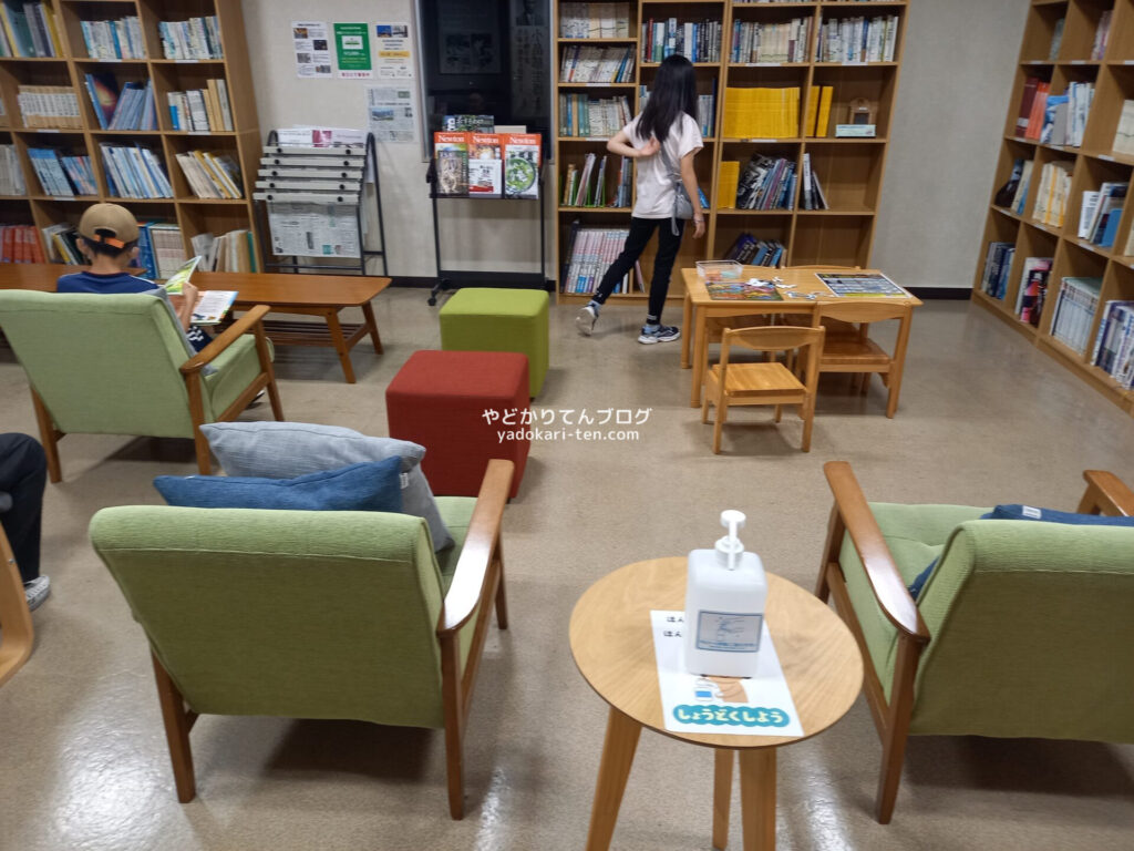 奥出雲多根自然博物館の図書コーナー