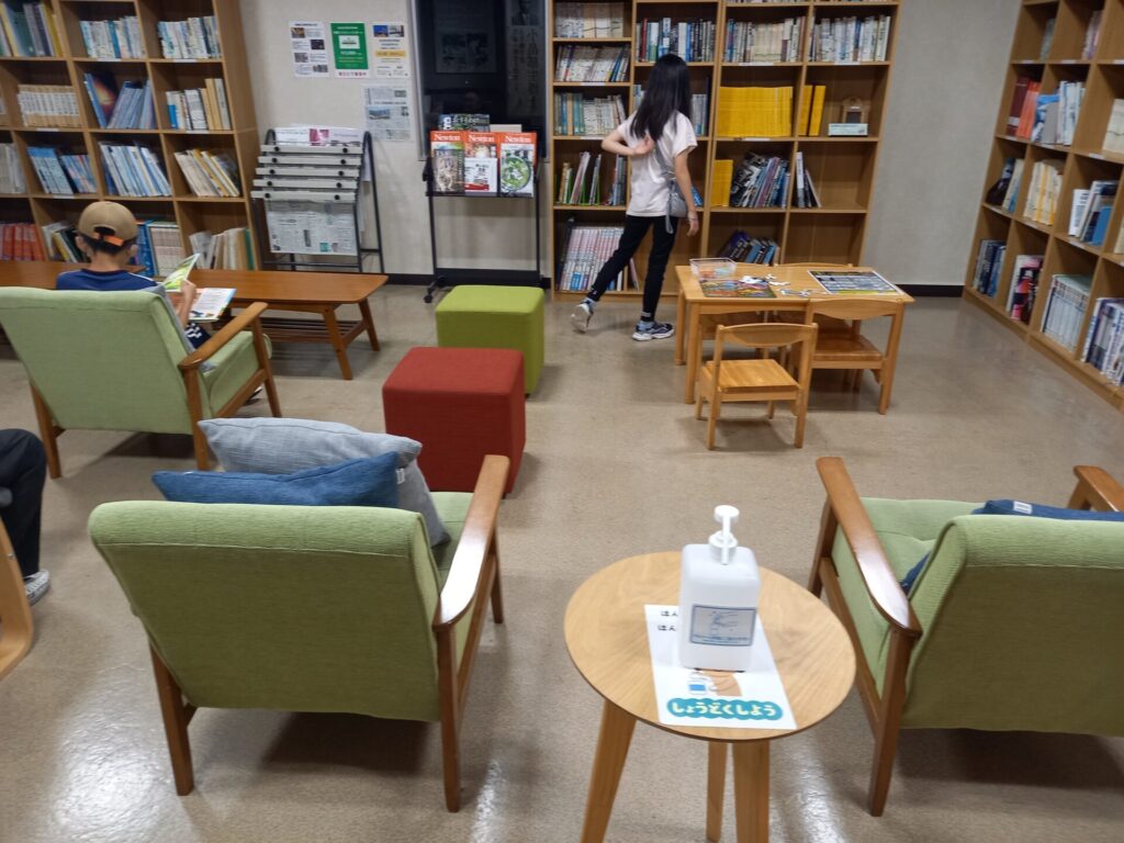 奥出雲多根自然博物館図書コーナーで読書