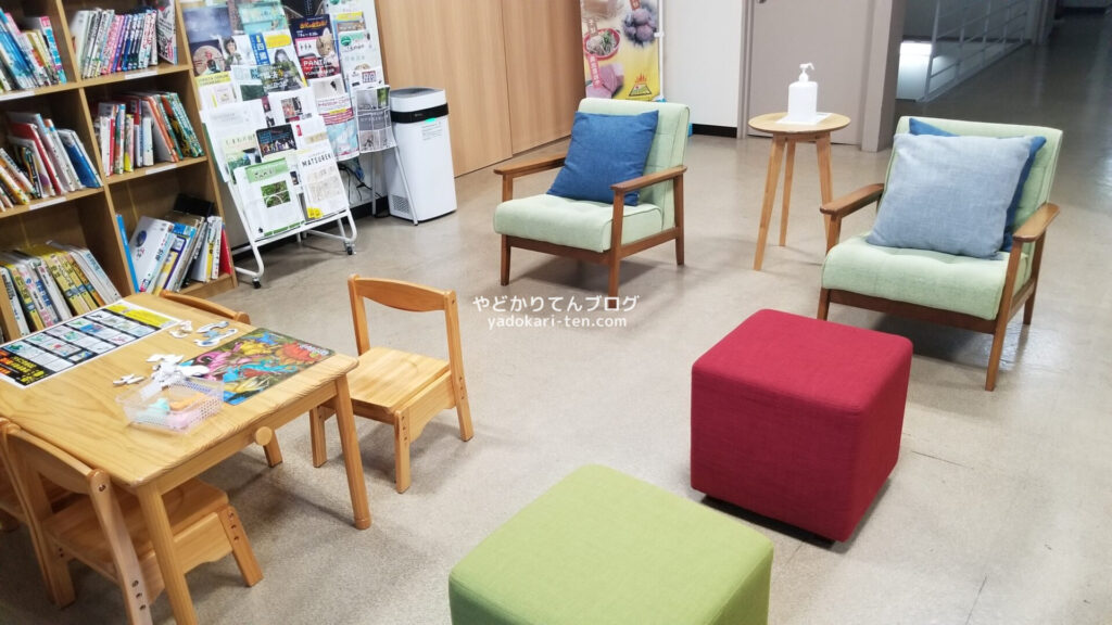 奥出雲多根自然博物館の図書コーナーの椅子
