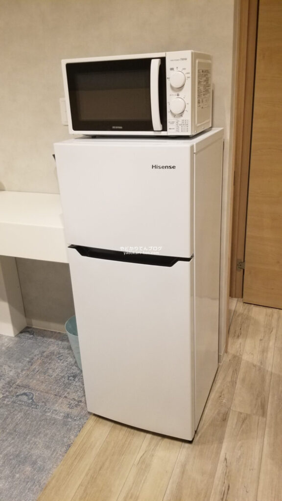 たかのばしホテル客室の冷蔵庫と電子レンジ