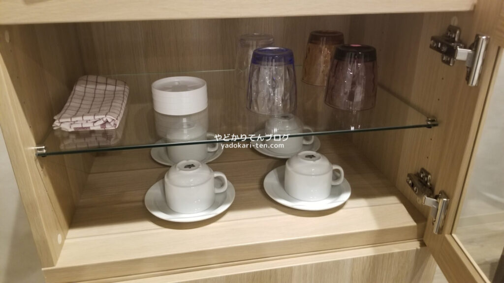 たかのばしホテル客室のティーセットとグラス