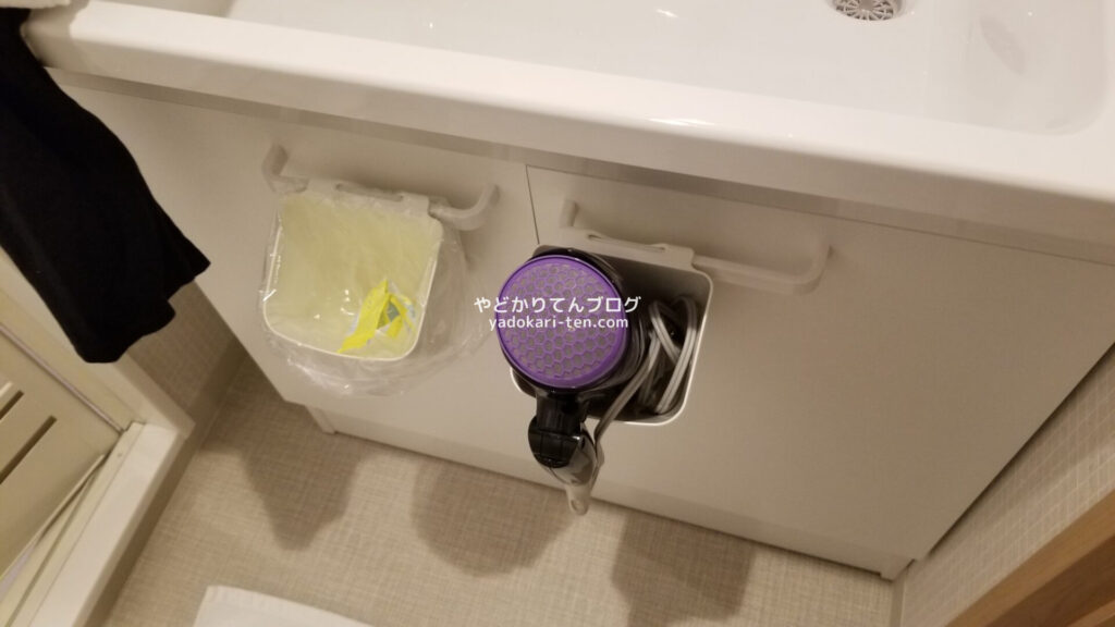 たかのばしホテル客室のドライヤーとゴミ箱