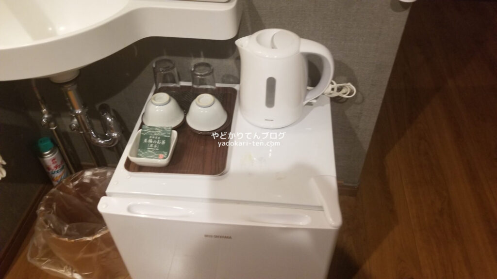 矢掛屋客室の冷蔵庫、電気ポット、お茶など