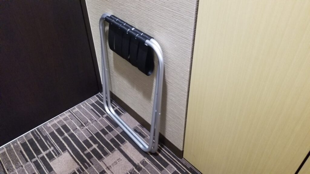 相鉄フレッサイン川崎駅東口の客室にあるスーツケースラック