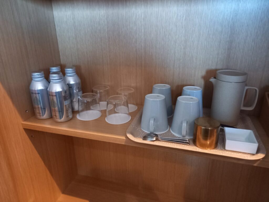 旅籠ヴィソンミナペルホネンコンセプトルームのバーコーナー