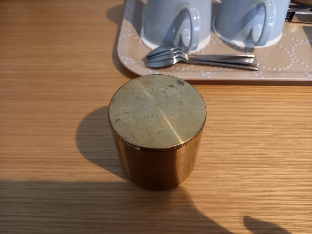 旅籠ヴィソンミナペルホネンコンセプトルームの茶筒