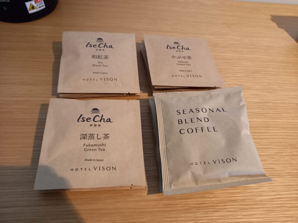 旅籠ヴィソンミナペルホネンコンセプトルームのお茶とコーヒー