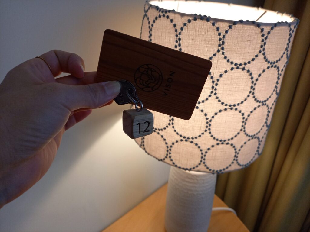 旅籠ヴィソンミナペルホネンコンセプトルームのルームキーとシューズボックスの鍵