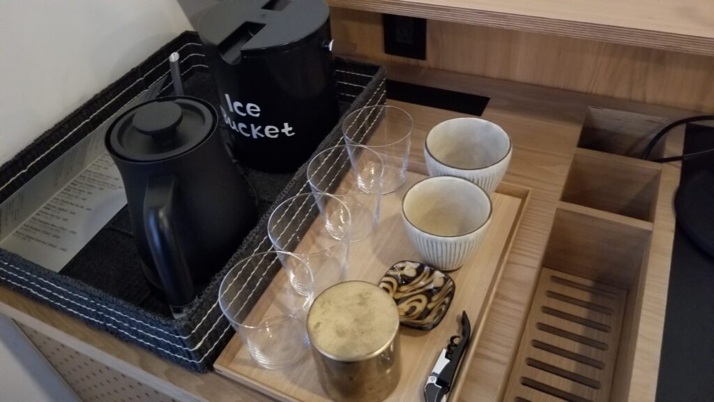 エースホテル京都の客室バーコーナー