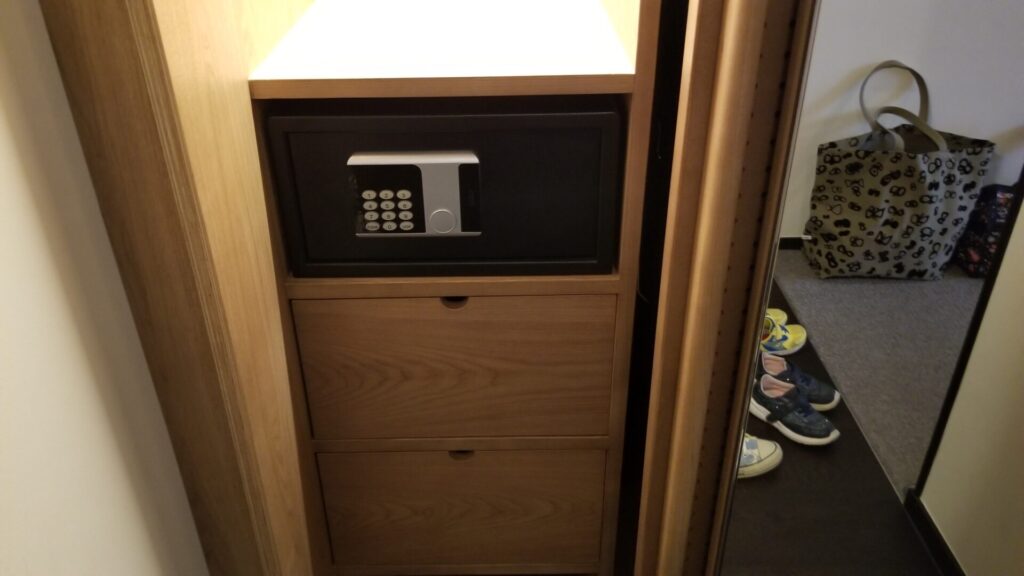 エースホテル京都にある金庫や棚