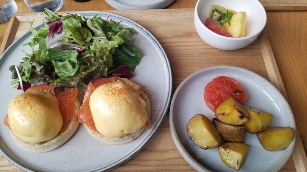 エースホテル京都の朝食エッグベネディクト