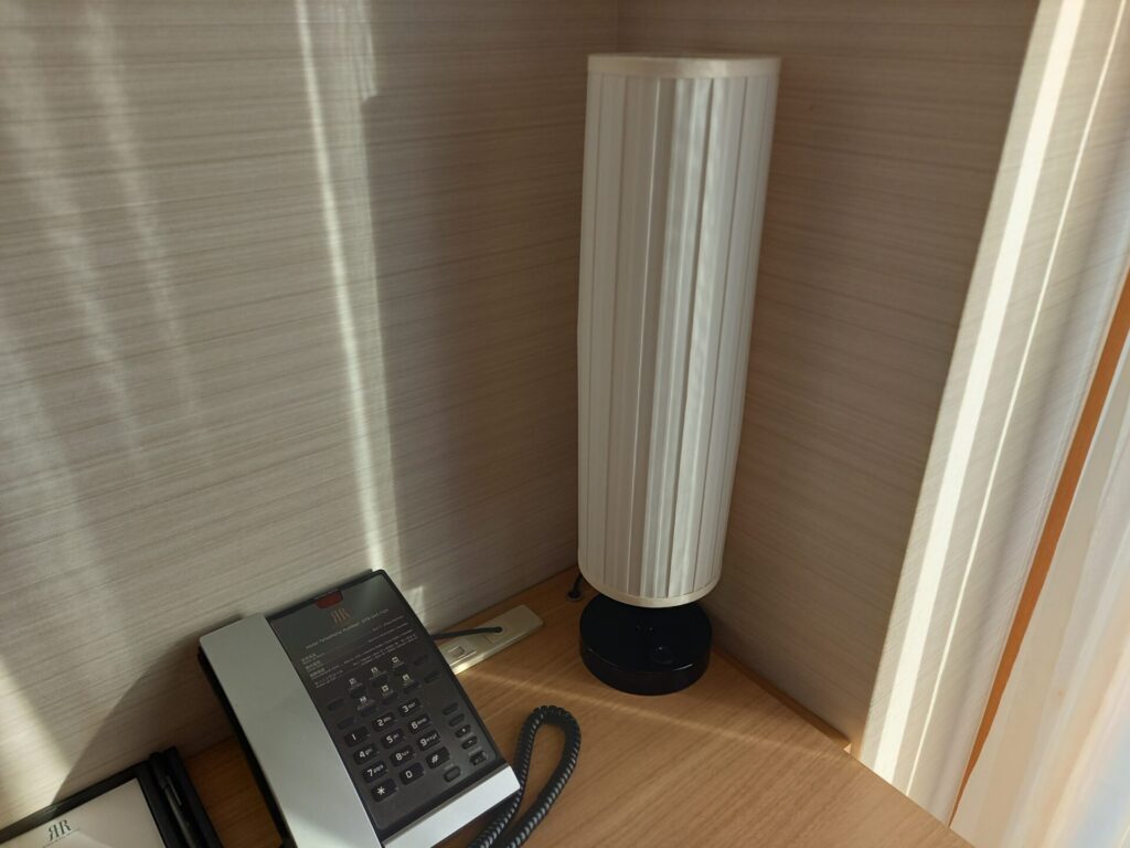 リーガロイヤルホテル京都の客室にある電気スタンド