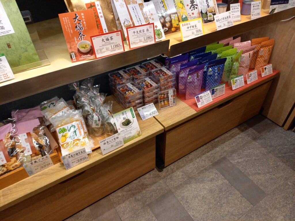 リーガロイヤルホテル京都の1階お土産店のお菓子のおみやげ