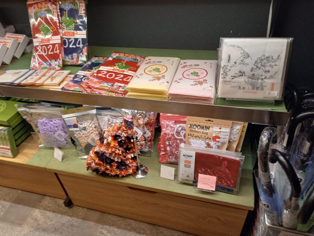 リーガロイヤルホテル京都の1階お土産店の雑貨のおみやげやビニール傘