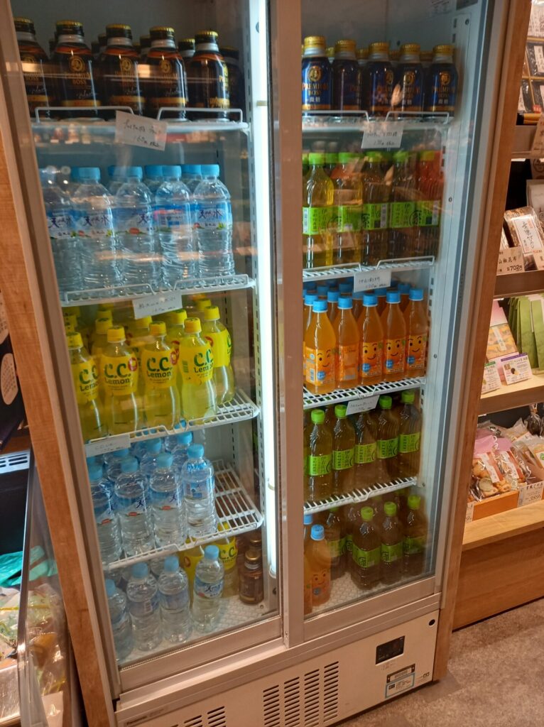 リーガロイヤルホテル京都の1階お土産店のペットボトルの飲み物