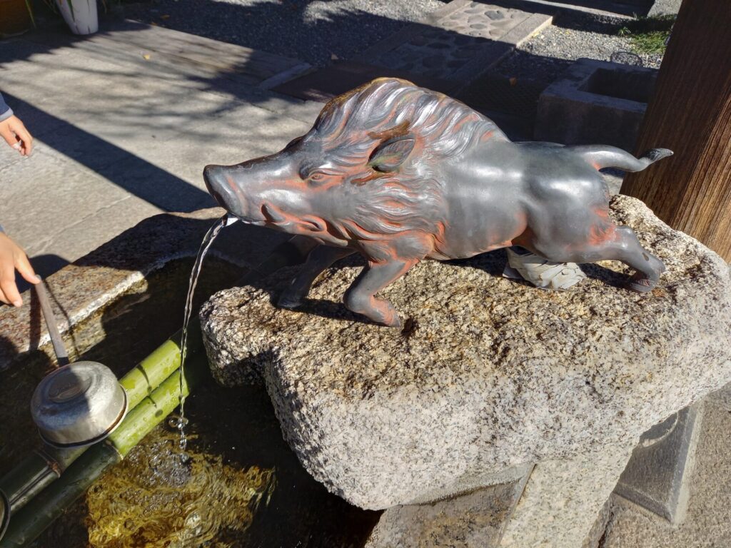 禅居庵のイノシシお手水