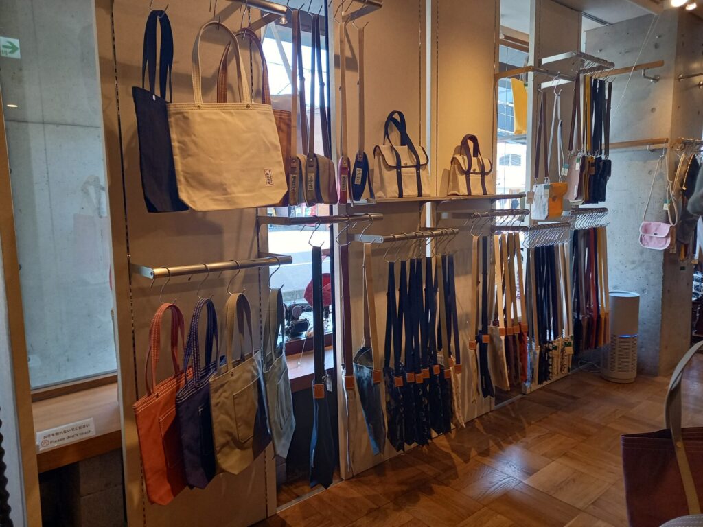 一澤信三郎帆布のお店の様子