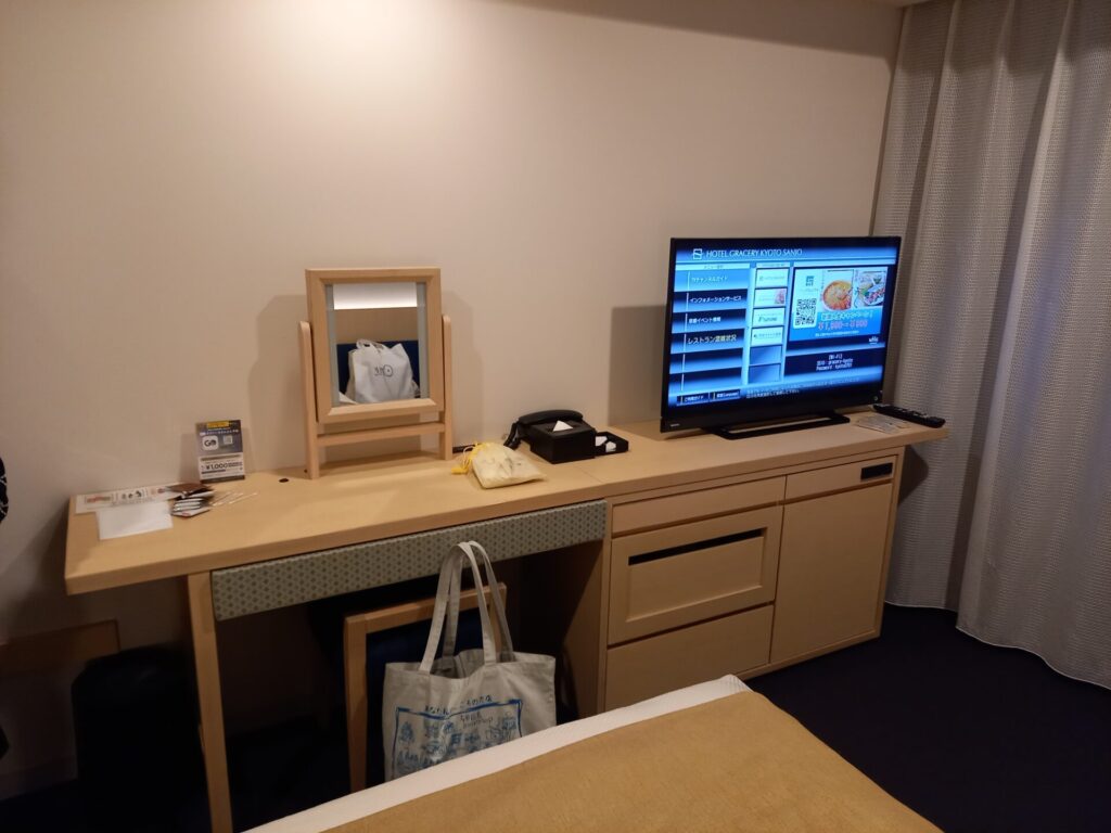 ホテルグレイスリー京都三条の客室にあるテレビと机
