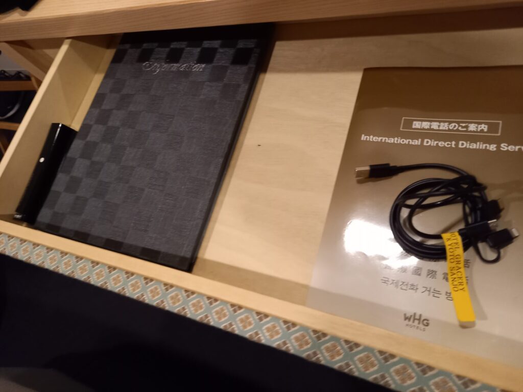 ホテルグレイスリー京都三条の客室にある案内や電源コード、懐中電灯