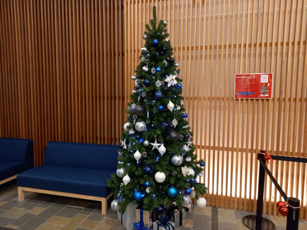 ホテルグレイスリー京都三条のフロントにあったクリスマスツリー