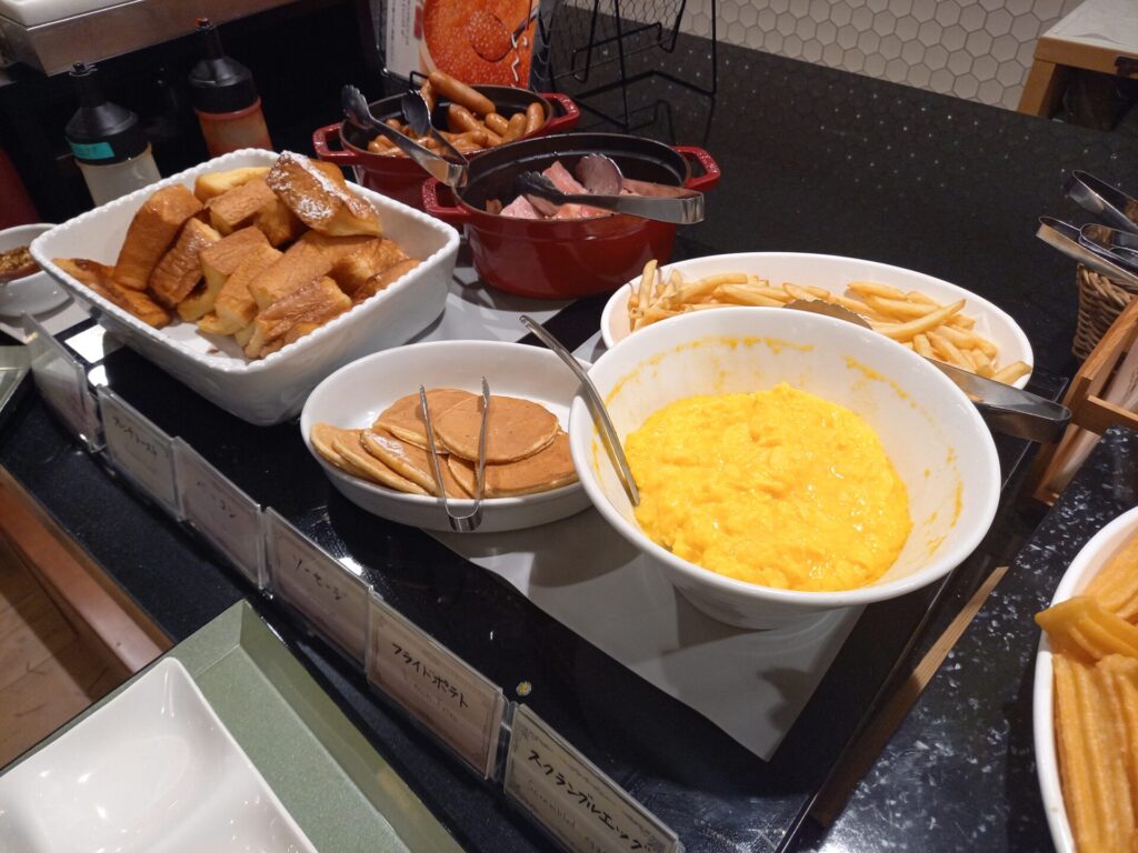 ホテルグレイスリー京都三条の朝食バイキングにあるパンケーキ