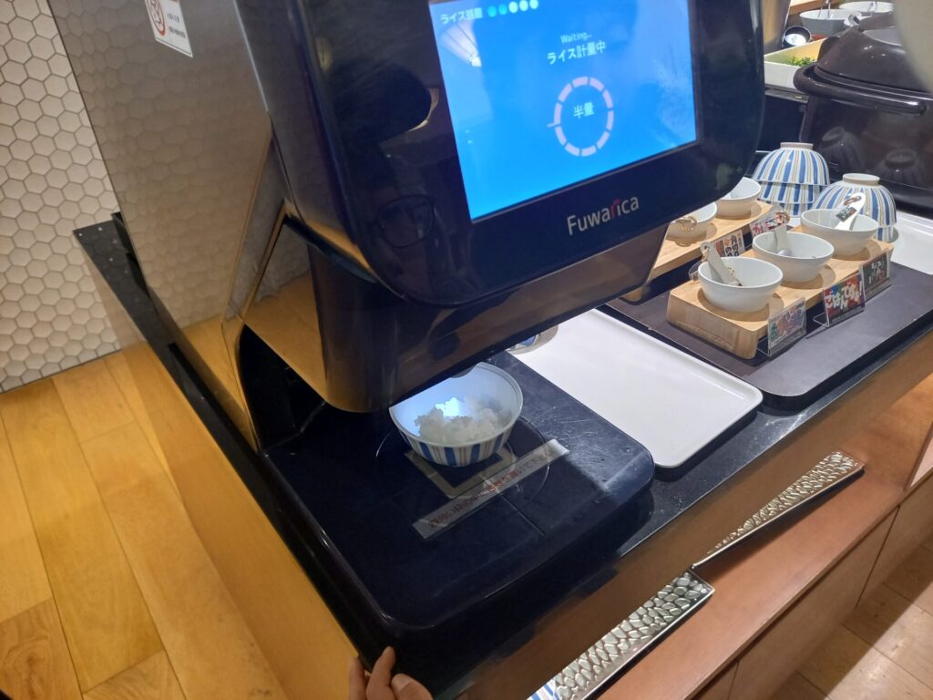 ホテルグレイスリー京都三条の朝食バイキングにあるご飯自動投入機