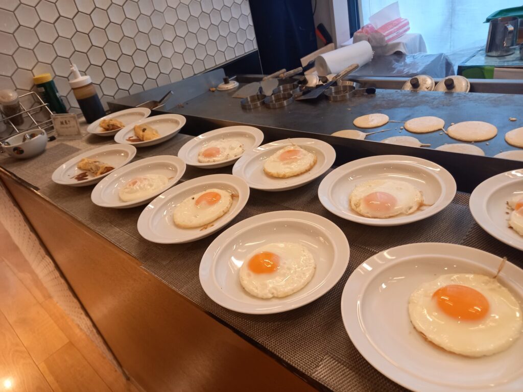 ホテルグレイスリー京都三条の朝食バイキングにある目玉焼き